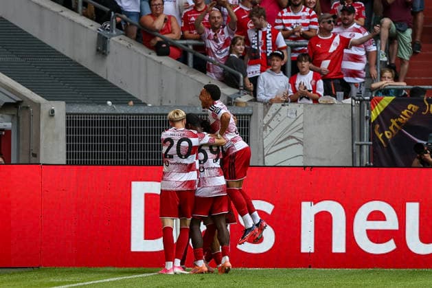 25.07.2026, GER, Fussball, Herren, Vorbereitungsspiel, Saison 2026 2027, Fortuna Düsseldorf - Borussia Dortmund Anas Slimani (F95) Torjubel, jubelt mit seiner Mannschaft nach dem Treffer zum 2:1 Düsseldorf merkur Spiel-Arena Nordrhein-Westfalen Deutschland *** July 25, 2026, GER, Soccer, Men s, Preseason Game, 2026–2027 Season, Fortuna Düsseldorf vs. Borussia Dortmund, Anas Slimani (F95) celebrates a goal, cheering with his team after scoring to make it 2–1, Düsseldorf Merkur Spiel Arena, North Rhine-Westphalia, Germany Copyright: xAdrianxSchlüterx