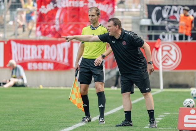 Uwe Koschinat (Rot-Weiss Essen, Trainer) gibt seiner Mannschaft Anweisungen. Rot Weiss Essen vs. Borussia Moenchenlgadbach, Fussball, Testspiel, Saison 2026 2027, 25.07.2026 DFL DFB Regulations prohibit any use of Photographs as image sequences and or Quasivideo Rot Weiss Essen vs. Borussia Moenchengladbach, Fussball, Testspiel, Saison 2026 2027, 25.07.2026 Essen *** Uwe Koschinat, Rot-Weiss Essen coach, gives instructions to his team. Rot-Weiss Essen vs. Borussia Mönchengladbach, soccer, friendly match, 2026–2027 season, July 25, 2026 DFL-DFB regulations prohibit any use of photographs as image sequences and or quasi-video Rot-Weiss Essen vs. Borussia Mönchengladbach, soccer, friendly match, 2026–2027 season, July 25, 2026 Essen Copyright: xEibner-Pressefoto ThomasxHaeslerx EP_THR