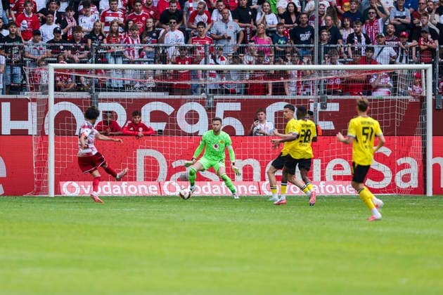 25.07.2026, Fussball, Testspiel Fortuna Düsseldorf - Borussia Dortmund. Anas Slimani (Fortuna Düsseldorf) trifft zum 2:1 gegen Torwart Patrick Drewes (Borussia Dortmund). Düsseldorf Trainingsgelände des BVB NRW Deutschland xRHR-FOTO DEx *** July 25, 2026, Soccer, Friendly Match: Fortuna Düsseldorf vs. Borussia Dortmund; Anas Slimani scores for Fortuna Düsseldorf, beating goalkeeper Patrick Drewes; Borussia Dortmund; Düsseldorf; BVB training facility; NRW, Germany; xRHR; PHOTO: DEx Copyright: DennisxEwert RHR-FOTOx RHR-FOTO DE
