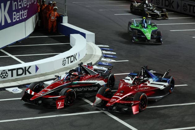 Edoardo Mortara (SUI) Mahindra und Jean- Eric Vergne (FRA) Citroen nebeneinander, Rennen, FIA Formel E Weltmeisterschaft, Saison 12, Tokio E- Prix, 25.07.2026, *** Edoardo Mortara (SUI) in a Mahindra and Jean Eric Vergne (FRA) in a Citroën side by side, race, FIA Formula E World Championship, Season 12, Tokyo E-Prix, July 25, 2026,