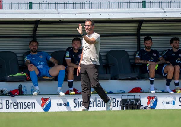 Boris Schommers (Sportfreunde Siegen, Trainer) Gestik, gestikulierend, gesture, gesturing TSV Steinbach Haiger - Sportfreunde Siegen 25.07.2026 Fussball, Testspiel, GER, Sibre Sportpark, Haiger *** Boris Schommers, Sportfreunde Siegen; Coach Gestik, gesturing; gesture; TSV Steinbach Haiger, Sportfreunde Siegen, July 25, 2026; soccer; friendly match; GER; Sibre Sportpark, Haiger Copyright: MarcoxBader