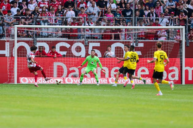 25.07.2026, Fussball, Testspiel Fortuna Düsseldorf - Borussia Dortmund. Anas Slimani (Fortuna Düsseldorf) trifft zum 2:1 gegen Torwart Patrick Drewes (Borussia Dortmund). Düsseldorf Trainingsgelände des BVB NRW Deutschland xRHR-FOTO DEx *** July 25, 2026, Soccer, Friendly Match: Fortuna Düsseldorf vs. Borussia Dortmund; Anas Slimani scores for Fortuna Düsseldorf, beating goalkeeper Patrick Drewes; Borussia Dortmund; Düsseldorf; BVB training facility; NRW, Germany; xRHR; PHOTO: DEx Copyright: DennisxEwert RHR-FOTOx RHR-FOTO DE