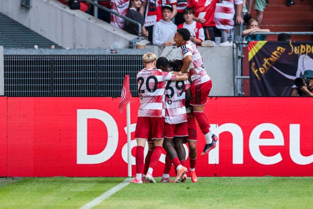 25.07.2026, Fussball, Testspiel Fortuna Düsseldorf - Borussia Dortmund. Die Spieler von Fortuna Düsseldorf bejubeln das Tor zum 2:1 durch Anas Slimani (Fortuna Düsseldorf). Düsseldorf Trainingsgelände des BVB NRW Deutschland xRHR-FOTO DEx *** July 25, 2026, Soccer, Friendly Match: Fortuna Düsseldorf vs. Borussia Dortmund. Fortuna Düsseldorf players celebrate Anas Slimani s goal that made the score 2–1. Fortuna Düsseldorf, Düsseldorf, BVB training facility, North Rhine-Westphalia, Germany. xRHR PHOTO DEx Copyright: DennisxEwert RHR-FOTOx RHR-FOTO DE