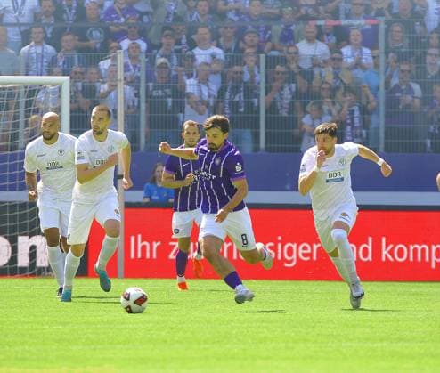 Nils Lihsek (Aue) im Angriff , rechts Nikos Zografakis (Altglienicke) Fußball Regionalliga Nordost 2026 27 FC Erzgebirge Aue - VSG Altglienicke am 25.7.2026 Erzgebirge Aue - VSG Altglienicke *** Nils Lihsek (Aue) on the attack; Nikos Zografakis (right), Altglienicke. Soccer, Northeast Regional League 2026–27: FC Erzgebirge Aue vs. VSG Altglienicke on July 25, 2026. Erzgebirge Aue vs. VSG Altglienicke