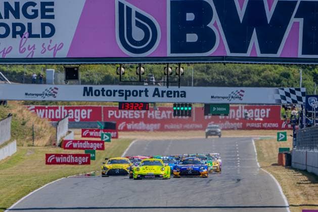 Der neongelb-grüne Porsche 911 GT3 R 91 von Manthey Racing führt das GT-Feld unter der Brücke der Motorsport Arena Oschersleben an. Dahinter folgen dicht gedrängt mehrere Fahrzeuge, darunter der Mercedes-AMG GT3 80 von Mercedes-AMG Team Winward. Porsche 91 von Manthey Racing führt das Feld in Oschersleben an *** The neon yellow-green Porsche 911 GT3 R No. 91 from Manthey Racing leads the GT field under the bridge at the Motorsport Arena Oschersleben. Close behind are several cars packed tightly together, including the Mercedes-AMG GT3 80 from Mercedes-AMG Team Winward. The Porsche 91 from Manthey Racing leads the field in Oschersleben. Copyright: xMichaelxSchäferx