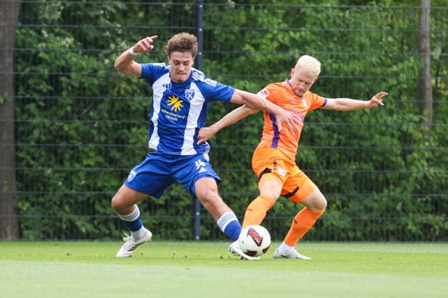 25.07.2026, Fussball, Herren, Regionalliga Nord, Freundschaftsspiel, VfL Osnabrück - BSV Kickers Emden Ole Kühling (blau 34 BSV Kickers Emden) *** July 25, 2026, Soccer, Men s, Regionalliga Nord, Friendly Match, VfL Osnabrück vs. BSV Kickers Emden, Ole Kühling (blue, 34), BSV Kickers Emden