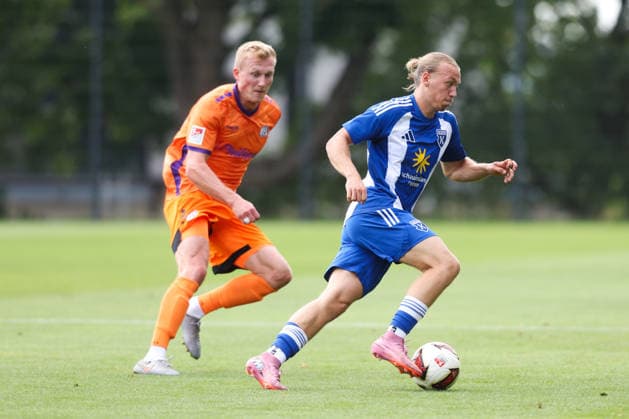 25.07.2026, Fussball, Herren, Regionalliga Nord, Freundschaftsspiel, VfL Osnabrück - BSV Kickers Emden Matti Tjaden (blau 11 BSV Kickers Emden) *** July 25, 2026, Soccer, Men s, Regionalliga Nord, Friendly Match, VfL Osnabrück vs. BSV Kickers Emden, Matti Tjaden (blue, 11), BSV Kickers Emden