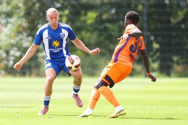 25.07.2026, Fussball, Herren, Regionalliga Nord, Freundschaftsspiel, VfL Osnabrück - BSV Kickers Emden Matti Tjaden (blau 11 BSV Kickers Emden) *** July 25, 2026, Soccer, Men s, Regionalliga Nord, Friendly Match, VfL Osnabrück vs. BSV Kickers Emden, Matti Tjaden (blue, 11), BSV Kickers Emden