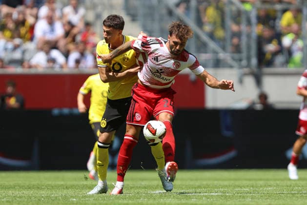 Luca Reggiani (Borussia Dortmund) und Fabian Schleusener (Fortuna Düsseldorf) im Zweikampf waehrend des Testspiels zwischen Fortuna Düsseldorf und Borussia Dortmund, Merkur Spiel-Arena am 25. July 2026 in Düsseldorf, Deutschland. (Foto von Oliver Kaelke DeFodi Images) +++ Luca Reggiani (Borussia Dortmund) und Fabian Schleusener (Fortuna Düsseldorf) battle for the ball during the friendly match between Fortuna Düsseldorf and Borussia Dortmund at Merkur Spiel-Arena on July 25, 2026 in Dusseldorf, Germany. (Photo by Oliver Kaelke DeFodi Images) (Photo by Oliver Kaelke DeFodi Images) - *** Luca Reggiani of Borussia Dortmund and Fabian Schleusener of Fortuna Düsseldorf battle for the ball during the friendly match between Fortuna Düsseldorf and Borussia Dortmund at Merkur Spiel Arena on July 25, 2026, in Düsseldorf, Germany Photo by Oliver Kaelke, DeFodi Images Luca Reggiani of Borussia Dortmund and Fabian Schleusener of Fortuna Düsseldorf battle for the ball during the friendly match between Fortuna Düsseldorf and Borussia Dortmund at Merkur Spiel Arena on July 25, 2026 in Düsseldorf, Germany Photo by Oliver Kaelke, DeFodi Images Photo by Oliver Kaelke, DeFodi Images