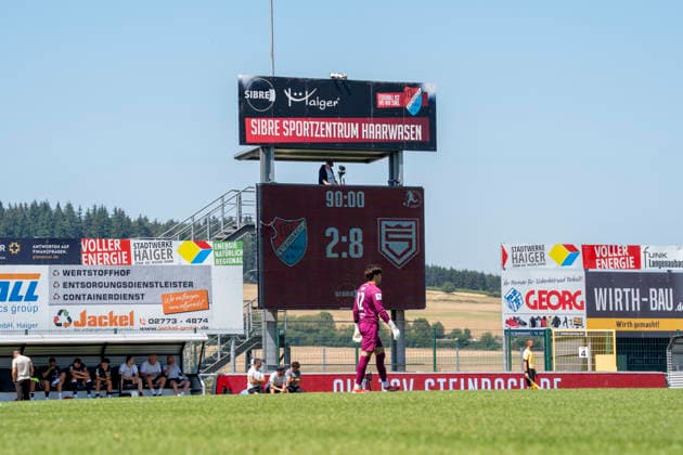 LED Anzeigetafel mit dem Endstand der Partie. 2-8 TSV Steinbach Haiger - Sportfreunde Siegen 25.07.2026 Fussball, Testspiel, GER, Sibre Sportpark, Haiger *** LED scoreboard showing the final score of the match: 2–8 TSV Steinbach Haiger vs. Sportfreunde Siegen, July 25, 2026. Soccer, friendly match, GER, Sibre Sportpark, Haiger Copyright: MarcoxBader