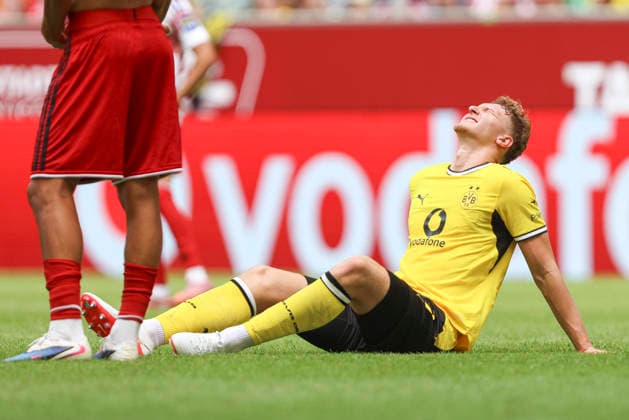 Elias Benkara (Borussia Dortmund) liegt verletzt am Boden waehrend des Testspiels zwischen Fortuna Düsseldorf und Borussia Dortmund, Merkur Spiel-Arena am 25. July 2026 in Düsseldorf, Deutschland. (Foto von Oliver Kaelke DeFodi Images) +++ Elias Benkara (Borussia Dortmund) injured on the ground during the friendly match between Fortuna Düsseldorf and Borussia Dortmund at Merkur Spiel-Arena on July 25, 2026 in Dusseldorf, Germany. (Photo by Oliver Kaelke DeFodi Images) (Photo by Oliver Kaelke DeFodi Images) - *** Elias Benkara of Borussia Dortmund lies injured on the ground during the friendly match between Fortuna Düsseldorf and Borussia Dortmund at the Merkur Spiel Arena on July 25, 2026, in Düsseldorf, Germany. Photo by Oliver Kaelke, DeFodi Images. Elias Benkara of Borussia Dortmund is injured on the ground during the friendly match between Fortuna Düsseldorf and Borussia Dortmund at Merkur Spiel Arena on July 25, 2026, in Düsseldorf, Germany. Photo by Oliver Kaelke, DeFodi Images. Photo by Oliver Kaelke, DeFodi Images.