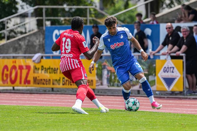 Testspiel, SC Freiburg U23 vs TSG Hoffenheim II, 25.07.2026 Zweikampf zwischen Elijah Oguguo (SC Freiburg U23, 19) und Nader El-Jindaoui (TSG Hoffenheim II, 30) Testspiel, SC Freiburg U23 vs TSG Hoffenheim II, Renchtal-Stadion Oberkirch, 25.07.2026 DFB DFL REGULATIONS PROHIBIT ANY USE OF PHOTOGRAPHS AS IMAGE SEQUENCES AND OR QUASI-VIDEO *** Friendly Match, SC Freiburg U23 vs. TSG Hoffenheim II, July 25, 2026; Tackle between Elijah Oguguo (SC Freiburg U23), 19, and Nader El Jindaoui of TSG Hoffenheim II, 30 Friendly match, SC Freiburg U23 vs. TSG Hoffenheim II, Renchtal Stadium, Oberkirch, July 25, 2026 DFB and DFL regulations prohibit any use of photographs as image sequences and or quasi-video Copyright: xBEAUTIFULxSPORTS Boscox