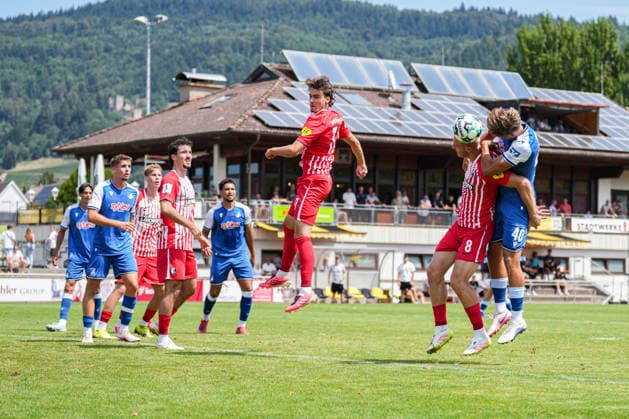 Testspiel, SC Freiburg U23 vs TSG Hoffenheim II, 25.07.2026 Kopfballduell zwischen Julius Düker (SC Freiburg U23, 8) und Denis Donkor (TSG Hoffenheim II, 40) Testspiel, SC Freiburg U23 vs TSG Hoffenheim II, Renchtal-Stadion Oberkirch, 25.07.2026 DFB DFL REGULATIONS PROHIBIT ANY USE OF PHOTOGRAPHS AS IMAGE SEQUENCES AND OR QUASI-VIDEO *** Friendly Match, SC Freiburg U23 vs. TSG Hoffenheim II, July 25, 2026 Heading duel between Julius Düker (SC Freiburg U23), 8, and Denis Donkor of TSG Hoffenheim II, 40 Friendly match, SC Freiburg U23 vs. TSG Hoffenheim II, Renchtal Stadium, Oberkirch, July 25, 2026 DFB and DFL regulations prohibit any use of photographs as image sequences and or quasi-video Copyright: xBEAUTIFULxSPORTS Boscox