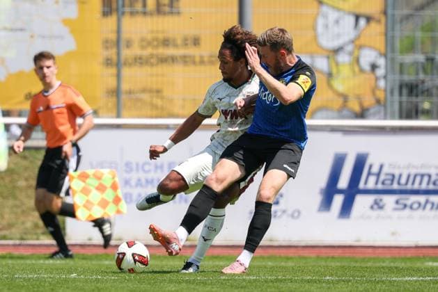 im Zweikampf, Aktion, mit Han-Noah Massengo 4 (FC Augsburg), Christian Kuehlwetter 10 (1. FC Saarbruecken), FC Augsburg vs. 1. FC Saarbruecken, Fussball, 1. Bundesliga, Testspiel, Saison 2026 27, 25.07.2026 Kaufbeuren Bayern Deutschland *** One-on-one, action, featuring Han Noah Massengo (4, FC Augsburg) and Christian Kuehlwetter (10, 1 FC Saarbrücken), FC Augsburg vs. 1 FC Saarbrücken, soccer, 1. Bundesliga, Friendly, 2026–27 season, July 25, 2026, Kaufbeuren, Bavaria, Germany Copyright: xkolbert-press ChristianxKolbertx