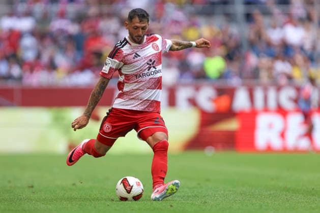 Matthias Zimmermann (Fortuna Düsseldorf) in Aktion, am Ball, Einzelaktion waehrend des Testspiels zwischen Fortuna Düsseldorf und Borussia Dortmund, Merkur Spiel-Arena am 25. July 2026 in Düsseldorf, Deutschland. (Foto von Oliver Kaelke DeFodi Images) +++ Matthias Zimmermann (Fortuna Düsseldorf) controls the ball during the friendly match between Fortuna Düsseldorf and Borussia Dortmund at Merkur Spiel-Arena on July 25, 2026 in Dusseldorf, Germany. (Photo by Oliver Kaelke DeFodi Images) (Photo by Oliver Kaelke DeFodi Images) - *** Matthias Zimmermann of Fortuna Düsseldorf in action, on the ball, making a solo run during the friendly match between Fortuna Düsseldorf and Borussia Dortmund at Merkur Spiel Arena on July 25, 2026, in Düsseldorf, Germany Photo by Oliver Kaelke DeFodi Images Matthias Zimmermann of Fortuna Düsseldorf controls the ball during the friendly match between Fortuna Düsseldorf and Borussia Dortmund at Merkur Spiel Arena on July 25, 2026, in Düsseldorf, Germany Photo by Oliver Kaelke DeFodi Images Photo by Oliver Kaelke DeFodi Images