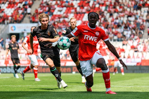 ESSEN, GERMANY July 25: Hugo Bolin (Borussia Moenchengladbach, 38) challenges Franci Bouebari (Rot-Weiss Essen, 19) for the ball during the pre-season friendly match between Rot-Weiss Essen and Borussia Moenchengladbach at Stadion an der Hafenstraße on July 25, 2026 in Essen, Germany. DFL REGULATIONS PROHIBIT ANY USE OF PHOTOGRAPHS AS IMAGE SEQUENCES AND OR QUASI-VIDEO. Copyright: xNatachaxFreisenx