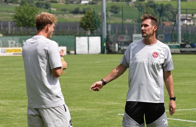 25.07.2026 - Fussball - Saison 2026 2027 - Testspiel Freundschaftsspiel Vorbereitungsspiel: 1. FC Nürnberg Nuernberg FCN ( Club ) - Palermo FC - Sportfoto Zink DaMa - xdaxmax - Eric Porstner (41, 1. FC Nürnberg FCN ) Miroslav Miro Klose ( Trainer 1. FC Nürnberg FCN ) unterhalten sich *** July 25, 2026 Soccer Season 2026–2027 Exhibition Match Friendly Match Preseason Match 1 FC Nürnberg Nuremberg FCN Club Palermo FC Sports Photo Zink DaMa xdaxmax Eric Porstner 41, 1 FC Nuremberg FCN Miroslav Miro Klose, coach of 1 FC Nuremberg FCN, are talking