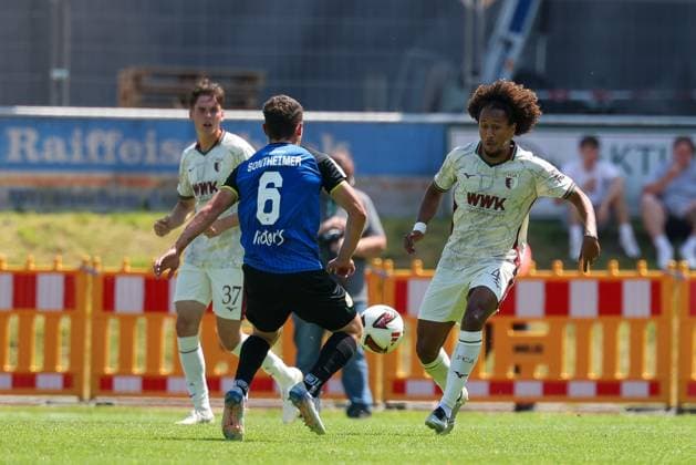 im Zweikampf, Aktion, mit Patrick Sontheimer 6 (1. FC Saarbruecken), Han-Noah Massengo 4 (FC Augsburg), FC Augsburg vs. 1. FC Saarbruecken, Fussball, 1. Bundesliga, Testspiel, Saison 2026 27, 25.07.2026 Kaufbeuren Bayern Deutschland *** One-on-one, action, featuring Patrick Sontheimer (6, 1 FC Saarbrücken) and Han Noah Massengo (4, FC Augsburg), FC Augsburg vs. 1 FC Saarbrücken, soccer, 1. Bundesliga, Friendly, 2026–27 season, July 25, 2026, Kaufbeuren, Bavaria, Germany Copyright: xkolbert-press ChristianxKolbertx