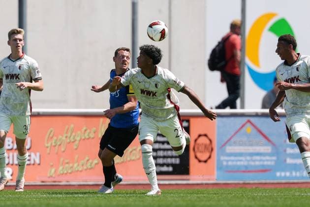 im Zweikampf, Aktion, mit Faik Sakar 23 (FC Augsburg), FC Augsburg vs. 1. FC Saarbruecken, Fussball, 1. Bundesliga, Testspiel, Saison 2026 27, 25.07.2026 Kaufbeuren Bayern Deutschland *** One-on-one, action, featuring Faik Sakar (23, FC Augsburg), FC Augsburg vs. 1. FC Saarbrücken, soccer, Bundesliga 1, friendly match, 2026–27 season, July 25, 2026, Kaufbeuren, Bavaria, Germany Copyright: xkolbert-press ChristianxKolbertx
