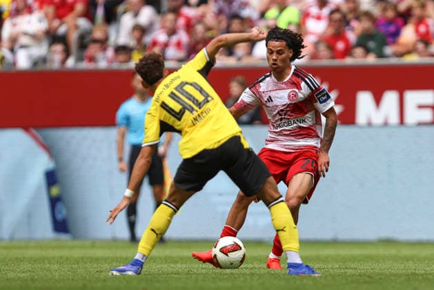 Samuele Inacio (Borussia Dortmund) und Kilian Sauck (Fortuna Düsseldorf) im Zweikampf waehrend des Testspiels zwischen Fortuna Düsseldorf und Borussia Dortmund, Merkur Spiel-Arena am 25. July 2026 in Düsseldorf, Deutschland. (Foto von Oliver Kaelke DeFodi Images) +++ Samuele Inacio (Borussia Dortmund) und Kilian Sauck (Fortuna Düsseldorf) battle for the ball during the friendly match between Fortuna Düsseldorf and Borussia Dortmund at Merkur Spiel-Arena on July 25, 2026 in Dusseldorf, Germany. (Photo by Oliver Kaelke DeFodi Images) (Photo by Oliver Kaelke DeFodi Images) - *** Samuele Inacio of Borussia Dortmund and Kilian Sauck of Fortuna Düsseldorf battle for the ball during the friendly match between Fortuna Düsseldorf and Borussia Dortmund at the Merkur Spiel Arena on July 25, 2026, in Düsseldorf, Germany Photo by Oliver Kaelke, DeFodi Images Samuele Inacio of Borussia Dortmund and Kilian Sauck of Fortuna Düsseldorf battle for the ball during the friendly match between Fortuna Düsseldorf and Borussia Dortmund at Merkur Spiel Arena on July 25, 2026 in Düsseldorf, Germany. Photo by Oliver Kaelke, DeFodi Images. Photo by Oliver Kaelke, DeFodi Images.