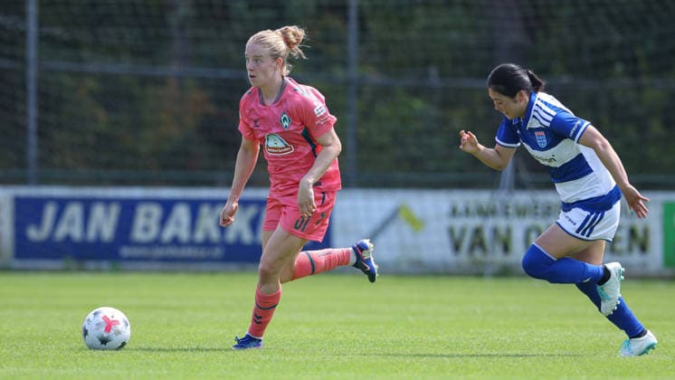 v.li.: Elena Dhont (SV Werder Bremen, 31) und Chihiro Ishida (PEC Zwolle, 18) im Zweikampf, Duell, Dynamik, Aktion, Action, Spielszene, 25.07.2026, Hattemerbroek (Niederlande), Fussball, Testspiel Frauen, PEC Zwolle - SV Werder Bremen *** From left: Elena Dhont of SV Werder Bremen, 31, and Chihiro Ishida of PEC Zwolle, 18, in a one-on-one battle; duel; dynamic play; action; game scene; July 25, 2026, Hattemerbroek, Netherlands, soccer, women’s friendly, PEC Zwolle vs. SV Werder Bremen xobx