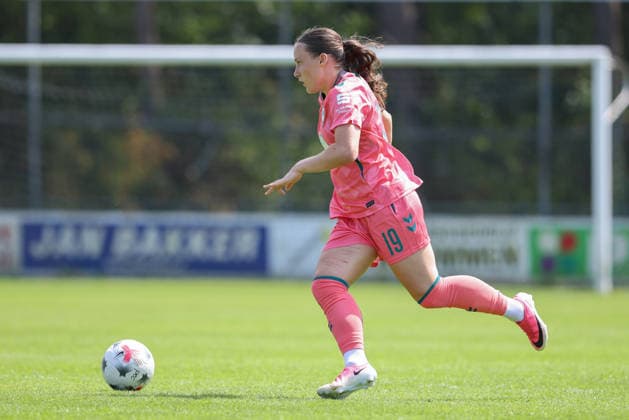 Felicia Sträßer (SV Werder Bremen, 19) am Ball, Freisteller, Einzelbild, Ganzkörper, Aktion, Action, Spielszene, 25.07.2026, Hattemerbroek (Niederlande), Fussball, Testspiel Frauen, PEC Zwolle - SV Werder Bremen *** Felicia Sträßer, SV Werder Bremen, age 19, on the ball, isolated shot, single frame, full body, action, game scene, July 25, 2026, Hattemerbroek, Netherlands, soccer, women s friendly match, PEC Zwolle vs. SV Werder Bremen xobx