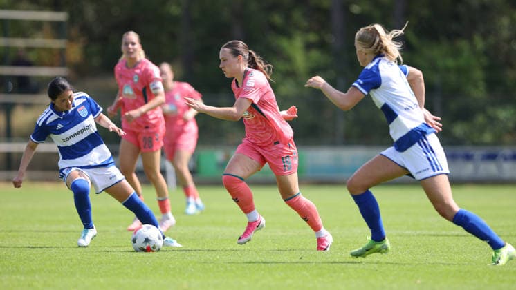 v.li.: Chihiro Ishida (PEC Zwolle, 18), Felicia Sträßer (SV Werder Bremen, 19) am Ball, Einzelbild, Ganzkörper, Aktion, Action, Spielszene, 25.07.2026, Hattemerbroek (Niederlande), Fussball, Testspiel Frauen, PEC Zwolle - SV Werder Bremen *** From left: Chihiro Ishida (PEC Zwolle), 18, Felicia Sträßer (SV Werder Bremen), 19, with the ball; single frame, full-body shot, action, game scene, July 25, 2026, Hattemerbroek, Netherlands, soccer, women’s friendly match, PEC Zwolle vs. SV Werder Bremen xobx