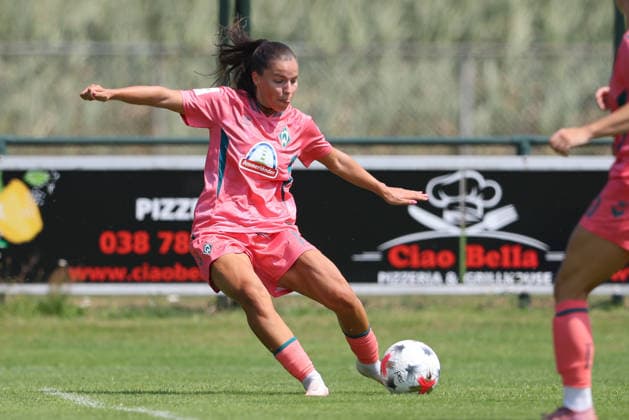 Luna Vanzeir (SV Werder Bremen, 13) am Ball, Einzelbild, Ganzkörper, Aktion, Action, Spielszene, 25.07.2026, Hattemerbroek (Niederlande), Fussball, Testspiel Frauen, PEC Zwolle - SV Werder Bremen *** Luna Vanzeir, SV Werder Bremen, No. 13 with the ball, single frame, full-body shot, action, game scene, July 25, 2026, Hattemerbroek, Netherlands, soccer, women s friendly match, PEC Zwolle vs. SV Werder Bremen xobx