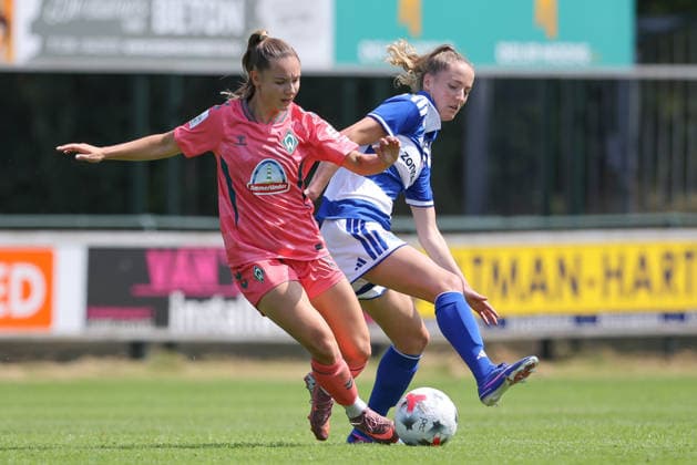 v.li.: Michelle Weiß (SV Werder Bremen, 15) und Ilvy Zijp (PEC Zwolle, 11) im Zweikampf, Duell, Dynamik, Aktion, Action, Spielszene, 25.07.2026, Hattemerbroek (Niederlande), Fussball, Testspiel Frauen, PEC Zwolle - SV Werder Bremen *** From left: Michelle Weiß of SV Werder Bremen, 15, and Ilvy Zijp of PEC Zwolle, 11, in a one-on-one battle; duel; dynamic; action; game scene; July 25, 2026, Hattemerbroek, Netherlands, soccer, women’s friendly match, PEC Zwolle vs. SV Werder Bremen xobx
