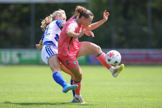 v.li.: Maureen van Drogen (PEC Zwolle, 21) und Chiara D Angelo (SV Werder Bremen, 2) im Zweikampf, Duell, Dynamik, Aktion, Action, Spielszene, 25.07.2026, Hattemerbroek (Niederlande), Fussball, Testspiel Frauen, PEC Zwolle - SV Werder Bremen *** From left: Maureen van Drogen (PEC Zwolle), 21, and Chiara D Angelo (SV Werder Bremen), 2, in a one-on-one battle; duel; dynamic; action; game scene; July 25, 2026, Hattemerbroek, Netherlands, soccer, women’s friendly match, PEC Zwolle vs. SV Werder Bremen xobx