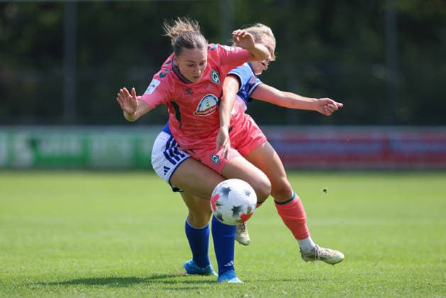 v.li.: Chiara D Angelo (SV Werder Bremen, 2) und Maureen van Drogen (PEC Zwolle, 21) im Zweikampf, Duell, Dynamik, Aktion, Action, Spielszene, 25.07.2026, Hattemerbroek (Niederlande), Fussball, Testspiel Frauen, PEC Zwolle - SV Werder Bremen *** From left: Chiara D Angelo (SV Werder Bremen, 2) and Maureen van Drogen (PEC Zwolle, 21) in a one-on-one battle, duel, dynamic moment, action, game scene, July 25, 2026, Hattemerbroek, Netherlands, soccer, women’s friendly, PEC Zwolle vs. SV Werder Bremen xobx