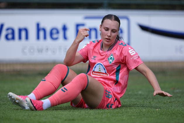 Felicia Sträßer (SV Werder Bremen, 19), Freisteller, Einzelbild, Ganzkörper, Aktion, Action, Spielszene, sitzt am Boden, 25.07.2026, Hattemerbroek (Niederlande), Fussball, Testspiel Frauen, PEC Zwolle - SV Werder Bremen *** Felicia Sträßer, SV Werder Bremen, 19, cutout, single image, full body, action, game scene, sitting on the ground, July 25, 2026, Hattemerbroek, Netherlands, soccer, women s friendly match, PEC Zwolle vs. SV Werder Bremen xobx