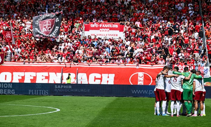 25.07.2026, xpsx, Fussball Testspiel, Kickers Offenbach - Bayer 04 Leverkusen v.l. choreo fans zuschauer leverkusen offenbach banner (DFL DFB REGULATIONS PROHIBIT ANY USE OF PHOTOGRAPHS as IMAGE SEQUENCES and or QUASI-VIDEO) emspor Offenbach *** July 25, 2026, xpsx, soccer friendly match, Kickers Offenbach vs. Bayer 04 Leverkusen, fan choreography, spectators, Leverkusen, Offenbach, banners, DFL, DFB. REGULATIONS PROHIBIT ANY USE OF PHOTOGRAPHS AS IMAGE SEQUENCES AND OR QUASI-VIDEO. emspor Offenbach