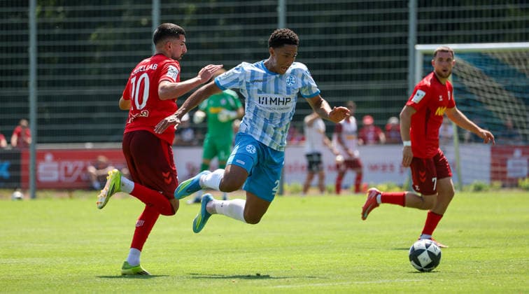 2026.07.25, Deutschland, Stuttgart, Fußball SV Stuttgarter Kickers vs. SSV Jahn Regensburg, v.l. Nassim Boujellab (Regensburg), David Odogu (Kickers) *** July 25, 2026, Germany, Stuttgart, Soccer: SV Stuttgarter Kickers vs. SSV Jahn Regensburg; from left: Nassim Boujellab (Regensburg), David Odogu (Kickers)