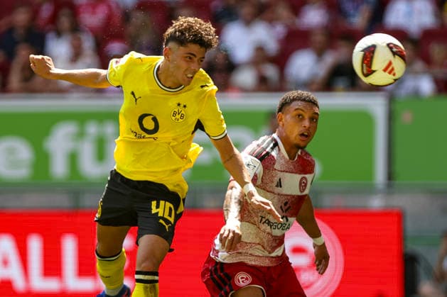 25.07.2026, GER, Fussball, Herren, Vorbereitungsspiel, Saison 2026 2027, Fortuna Düsseldorf - Borussia Dortmund Samuele Inacio (BVB) und Steven van der Sloot (F95) im Kampf um den Ball Düsseldorf merkur Spiel-Arena Nordrhein-Westfalen Deutschland *** July 25, 2026, GER, Soccer, Men s, Preseason Match, 2026–2027 Season, Fortuna Düsseldorf vs. Borussia Dortmund; Samuele Inacio (BVB) and Steven van der Sloot (F95) battle for the ball; Düsseldorf Merkur Spiel Arena, North Rhine-Westphalia, Germany Copyright: xAdrianxSchlüterx