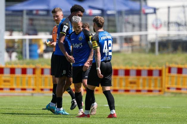 die Mannschaft freut sich ueber das Tor von Florian Pick 20 (1. FC Saarbruecken) zum 0:1, FC Augsburg vs. 1. FC Saarbruecken, Fussball, 1. Bundesliga, Testspiel, Saison 2026 27, 25.07.2026 Kaufbeuren Bayern Deutschland *** The team celebrates Florian Pick s goal, making the score 20–1 for 1. FC Saarbrücken; 0–1, FC Augsburg vs. 1. FC Saarbrücken, Soccer, Bundesliga 1, Friendly, 2026–27 Season, July 25, 2026, Kaufbeuren, Bavaria, Germany Copyright: xkolbert-press ChristianxKolbertx