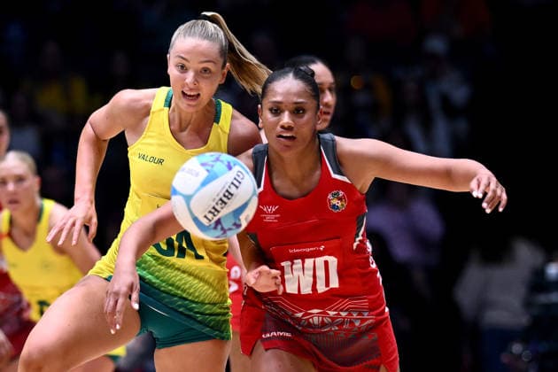 COM26 NETBALL, Sophie Dwyer of Australia competes for possession with Emma Mateo of Tonga during the Pool A Netball match between Australia and Tonga at the Glasgow 2026 Commonwealth Games at The Hydro in Glasgow, Scotland, Saturday, July 25, 2026. ( NO ARCHIVING, EDITORIAL USE ONLY Glasgow United Kingdom  Copyright: xJOELxCARRETTx 20260725141871492179