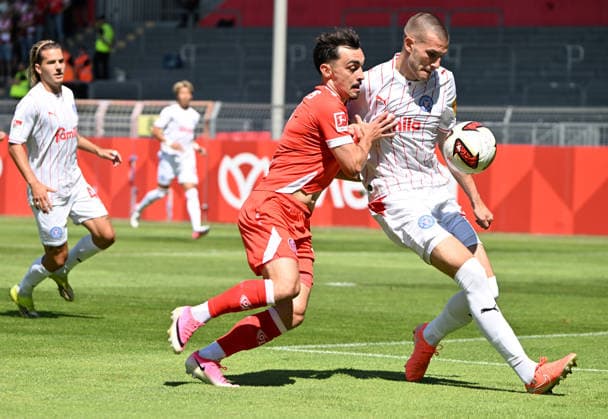 Fussball-Bundesliga - Saison 2026 27 Bruchweg-Stadion - Testspiel 25.07.26 1. FSV Mainz 05 (mz) - Holstein Kiel (ki) Paul NEBEL (1. FSV Mainz 05), li - David ZEC (ki) Fussball-Bundesliga - 1. FSV Mainz 05 *** German Bundesliga 2026–27 Season, Bruchweg Stadium, Friendly Match, July 25, 2026, 1:00 p.m., FSV Mainz 05 vs. Holstein Kiel, Paul NEBEL (1:05), FSV Mainz 05, David ZEC (left), German Bundesliga, 1:05, FSV Mainz 05