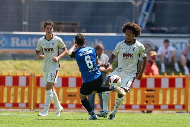 im Zweikampf, Aktion, mit Patrick Sontheimer 6 (1. FC Saarbruecken), Han-Noah Massengo 4 (FC Augsburg), FC Augsburg vs. 1. FC Saarbruecken, Fussball, 1. Bundesliga, Testspiel, Saison 2026 27, 25.07.2026 Kaufbeuren Bayern Deutschland *** One-on-one, action, featuring Patrick Sontheimer (6, 1 FC Saarbrücken) and Han Noah Massengo (4, FC Augsburg), FC Augsburg vs. 1 FC Saarbrücken, soccer, 1. Bundesliga, Friendly, 2026–27 season, July 25, 2026, Kaufbeuren, Bavaria, Germany Copyright: xkolbert-press ChristianxKolbertx