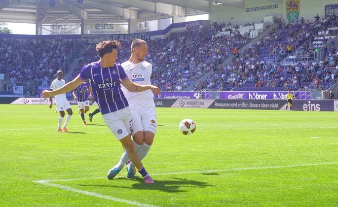 Maximilian Burghardt (Aue, links) im Zweikampf mit Sven Sonnenberg (Altglienicke) Fußball Regionalliga Nordost 2026 27 FC Erzgebirge Aue - VSG Altglienicke am 25.7.2026 Erzgebirge Aue - VSG Altglienicke *** Maximilian Burghardt (Aue), on the left in a one-on-one battle with Sven Sonnenberg (Altglienicke) Soccer, Northeast Regional League 2026–27 FC Erzgebirge Aue vs. VSG Altglienicke on July 25, 2026 Erzgebirge Aue vs. VSG Altglienicke
