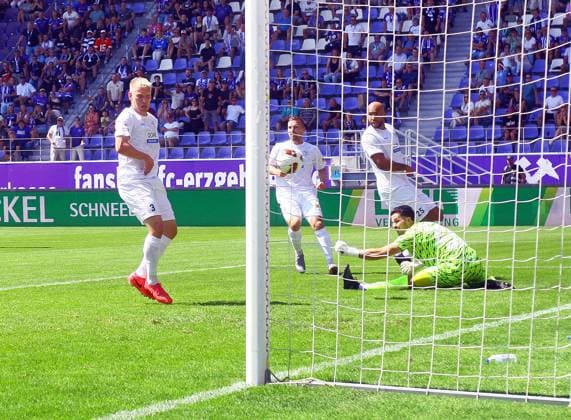 Lennart Czyborra (Altglienicke) trifft zum 1:0 ins eigene Tor, rechts John Anthony Brooks (Altglienicke) und Torhüter Luis Klatte (Altglienicke) Fußball Regionalliga Nordost 2026 27 FC Erzgebirge Aue - VSG Altglienicke am 25.7.2026 Erzgebirge Aue - VSG Altglienicke *** Lennart Czyborra of Altglienicke scores an own goal to make it 1–0, on the right, John Anthony Brooks of Altglienicke and goalkeeper Luis Klatte of Altglienicke; Northeast Regional League 2026–27: FC Erzgebirge Aue vs. VSG Altglienicke on July 25, 2026; Erzgebirge Aue vs. VSG Altglienicke