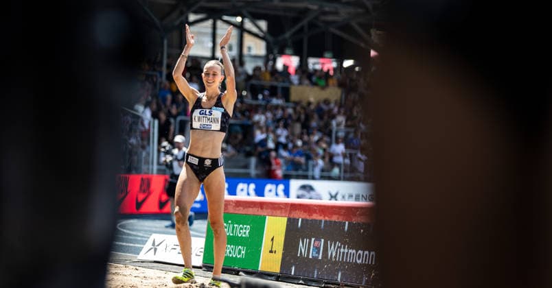 Deutsche Leichtathletik-Meisterschaften; Bochum-Wattenscheid, 25.07.2026 Bedankt sich beim Wattenscheider Publikum: Kira Wittmann (Hannover 96) wird Deutsche Meisterin im Dreisprung der Frauen; Deutsche Leichtathletik-Meisterschaften am 25.07.2026 im Lohrheidestadion in Bochum-Wattenscheid (Nordrhein-Westfalen). *** German Track and Field Championships, Bochum-Wattenscheid, July 25, 2026 Kira Wittmann thanks the Wattenscheid crowd Hannover 96 wins the women’s triple jump title at the German Track and Field Championships on July 25, 2026, at Lohrheidestadion in Bochum-Wattenscheid, North Rhine-WestWestphalia Copyright: xBEAUTIFULxSPORTS R.xSchmittx