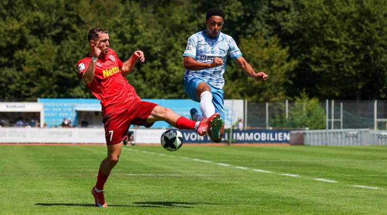 2026.07.25, Deutschland, Stuttgart, Fußball SV Stuttgarter Kickers vs. SSV Jahn Regensburg, v.l. Oscar Schönfelder (Regensburg), David Odogu (Kickers) *** July 25, 2026, Germany, Stuttgart, Soccer: SV Stuttgarter Kickers vs. SSV Jahn Regensburg; from left: Oscar Schönfelder (Regensburg), David Odogu (Kickers)