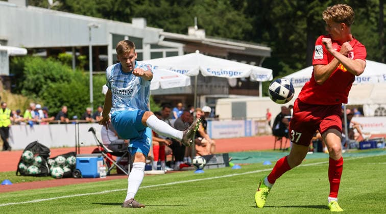2026.07.25, Deutschland, Stuttgart, Fußball SV Stuttgarter Kickers vs. SSV Jahn Regensburg, v.l. Sebastian Müller (Kickers), Leopold Wurm (Regensburg) *** July 25, 2026, Germany, Stuttgart, Soccer: SV Stuttgarter Kickers vs. SSV Jahn Regensburg; from left: Sebastian Müller (Kickers), Leopold Wurm (Regensburg)