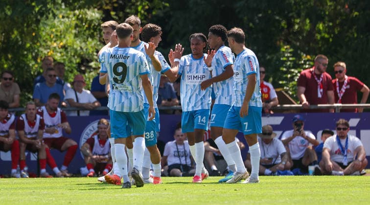 2026.07.25, Deutschland, Stuttgart, Fußball SV Stuttgarter Kickers vs. SSV Jahn Regensburg, Stuttgarter Jubel über das Tor zum 1:1, Torschütze Melkamu Benjamin Frauendorf (Kickers, Nr. 14) *** July 25, 2026, Germany, Stuttgart, Soccer: SV Stuttgarter Kickers vs. SSV Jahn Regensburg; Stuttgart fans celebrate the goal that tied the score at 1–1; goal scorer: Melkamu Benjamin Frauendorf of the Kickers, No. 14