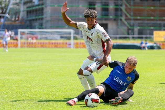 im Zweikampf, Aktion, mit Philip Fahrner 42 (1. FC Saarbruecken), Faik Sakar 23 (FC Augsburg), FC Augsburg vs. 1. FC Saarbruecken, Fussball, 1. Bundesliga, Testspiel, Saison 2026 27, 25.07.2026 Kaufbeuren Bayern Deutschland *** One-on-one, action, featuring Philip Fahrner (42, 1. FC Saarbrücken) and Faik Sakar (23, FC Augsburg), FC Augsburg vs. 1. FC Saarbrücken, soccer, 1. Bundesliga, Friendly, 2026–27 Season, July 25, 2026, Kaufbeuren, Bavaria, Germany Copyright: xkolbert-press ChristianxKolbertx