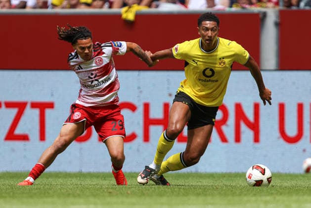 Kilian Sauck (Fortuna Düsseldorf) und Jobe Bellingham (Borussia Dortmund) im Zweikampf waehrend des Testspiels zwischen Fortuna Düsseldorf und Borussia Dortmund, Merkur Spiel-Arena am 25. July 2026 in Düsseldorf, Deutschland. (Foto von Oliver Kaelke DeFodi Images) +++ Kilian Sauck (Fortuna Düsseldorf) und Jobe Bellingham (Borussia Dortmund) battle for the ball during the friendly match between Fortuna Düsseldorf and Borussia Dortmund at Merkur Spiel-Arena on July 25, 2026 in Dusseldorf, Germany. (Photo by Oliver Kaelke DeFodi Images) (Photo by Oliver Kaelke DeFodi Images) - *** Kilian Sauck of Fortuna Düsseldorf and Jobe Bellingham of Borussia Dortmund battle for the ball during the friendly match between Fortuna Düsseldorf and Borussia Dortmund at Merkur Spiel Arena on July 25, 2026, in Düsseldorf, Germany Photo by Oliver Kaelke, DeFodi Images Kilian Sauck of Fortuna Düsseldorf and Jobe Bellingham of Borussia Dortmund battle for the ball during the friendly match between Fortuna Düsseldorf and Borussia Dortmund at Merkur Spiel Arena on July 25, 2026 in Düsseldorf, Germany Photo by Oliver Kaelke, DeFodi Images Photo by Oliver Kaelke, DeFodi Images