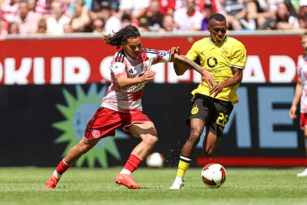Kilian Sauck (Fortuna Düsseldorf) und Justin Lerma (Borussia Dortmund) im Zweikampf waehrend des Testspiels zwischen Fortuna Düsseldorf und Borussia Dortmund, Merkur Spiel-Arena am 25. July 2026 in Düsseldorf, Deutschland. (Foto von Oliver Kaelke DeFodi Images) +++ Kilian Sauck (Fortuna Düsseldorf) und Justin Lerma (Borussia Dortmund) battle for the ball during the friendly match between Fortuna Düsseldorf and Borussia Dortmund at Merkur Spiel-Arena on July 25, 2026 in Dusseldorf, Germany. (Photo by Oliver Kaelke DeFodi Images) (Photo by Oliver Kaelke DeFodi Images) - *** Kilian Sauck of Fortuna Düsseldorf and Justin Lerma of Borussia Dortmund battle for the ball during the friendly match between Fortuna Düsseldorf and Borussia Dortmund at Merkur Spiel Arena on July 25, 2026, in Düsseldorf, Germany Photo by Oliver Kaelke, DeFodi Images Kilian Sauck of Fortuna Düsseldorf and Justin Lerma of Borussia Dortmund battle for the ball during the friendly match between Fortuna Düsseldorf and Borussia Dortmund at Merkur Spiel Arena on July 25, 2026 in Düsseldorf, Germany. Photo by Oliver Kaelke, DeFodi Images. Photo by Oliver Kaelke, DeFodi Images.