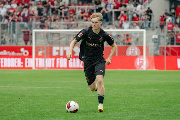 Edin Biber (Borussia Moenchengladbach, 24) am Ball. Rot Weiss Essen vs. Borussia Moenchenlgadbach, Fussball, Testspiel, Saison 2026 2027, 25.07.2026 DFL DFB Regulations prohibit any use of Photographs as image sequences and or Quasivideo Rot Weiss Essen vs. Borussia Moenchengladbach, Fussball, Testspiel, Saison 2026 2027, 25.07.2026 Essen *** Edin Biber, Borussia Mönchengladbach, 24 on the ball, Rot-Weiss Essen vs. Borussia Mönchengladbach, soccer, friendly match, 2026–2027 season, July 25, 2026 DFL and DFB regulations prohibit any use of photographs as image sequences and or quasi-video Rot-Weiss Essen vs. Borussia Mönchengladbach, soccer, friendly match, 2026–2027 season, July 25, 2026 Essen Copyright: xEibner-Pressefoto ThomasxHaeslerx EP_THR