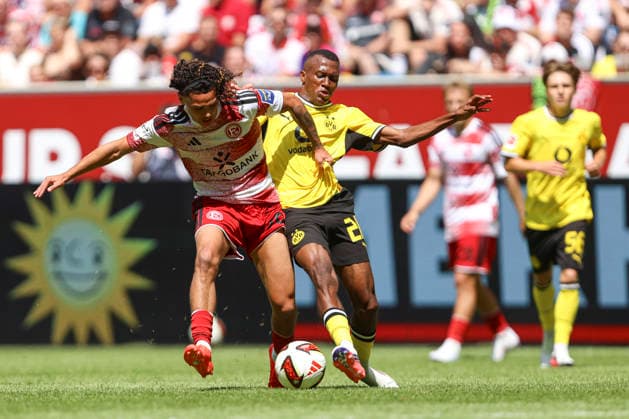Kilian Sauck (Fortuna Düsseldorf) und Justin Lerma (Borussia Dortmund) im Zweikampf waehrend des Testspiels zwischen Fortuna Düsseldorf und Borussia Dortmund, Merkur Spiel-Arena am 25. July 2026 in Düsseldorf, Deutschland. (Foto von Oliver Kaelke DeFodi Images) +++ Kilian Sauck (Fortuna Düsseldorf) und Justin Lerma (Borussia Dortmund) battle for the ball during the friendly match between Fortuna Düsseldorf and Borussia Dortmund at Merkur Spiel-Arena on July 25, 2026 in Dusseldorf, Germany. (Photo by Oliver Kaelke DeFodi Images) (Photo by Oliver Kaelke DeFodi Images) - *** Kilian Sauck of Fortuna Düsseldorf and Justin Lerma of Borussia Dortmund battle for the ball during the friendly match between Fortuna Düsseldorf and Borussia Dortmund at Merkur Spiel Arena on July 25, 2026, in Düsseldorf, Germany Photo by Oliver Kaelke, DeFodi Images Kilian Sauck of Fortuna Düsseldorf and Justin Lerma of Borussia Dortmund battle for the ball during the friendly match between Fortuna Düsseldorf and Borussia Dortmund at Merkur Spiel Arena on July 25, 2026 in Düsseldorf, Germany. Photo by Oliver Kaelke, DeFodi Images. Photo by Oliver Kaelke, DeFodi Images.